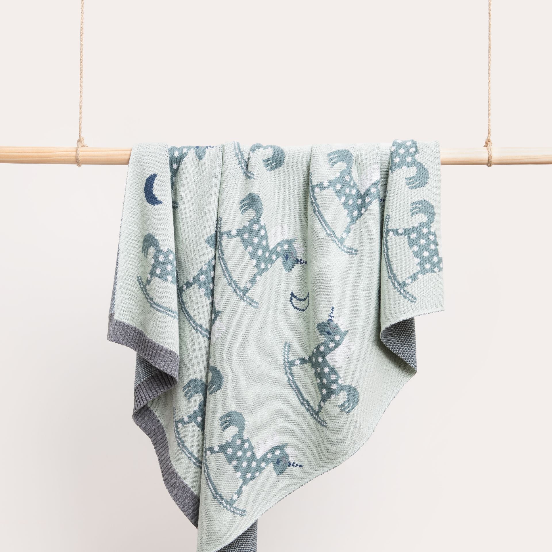Dlux Magical Unicorn knit blanket