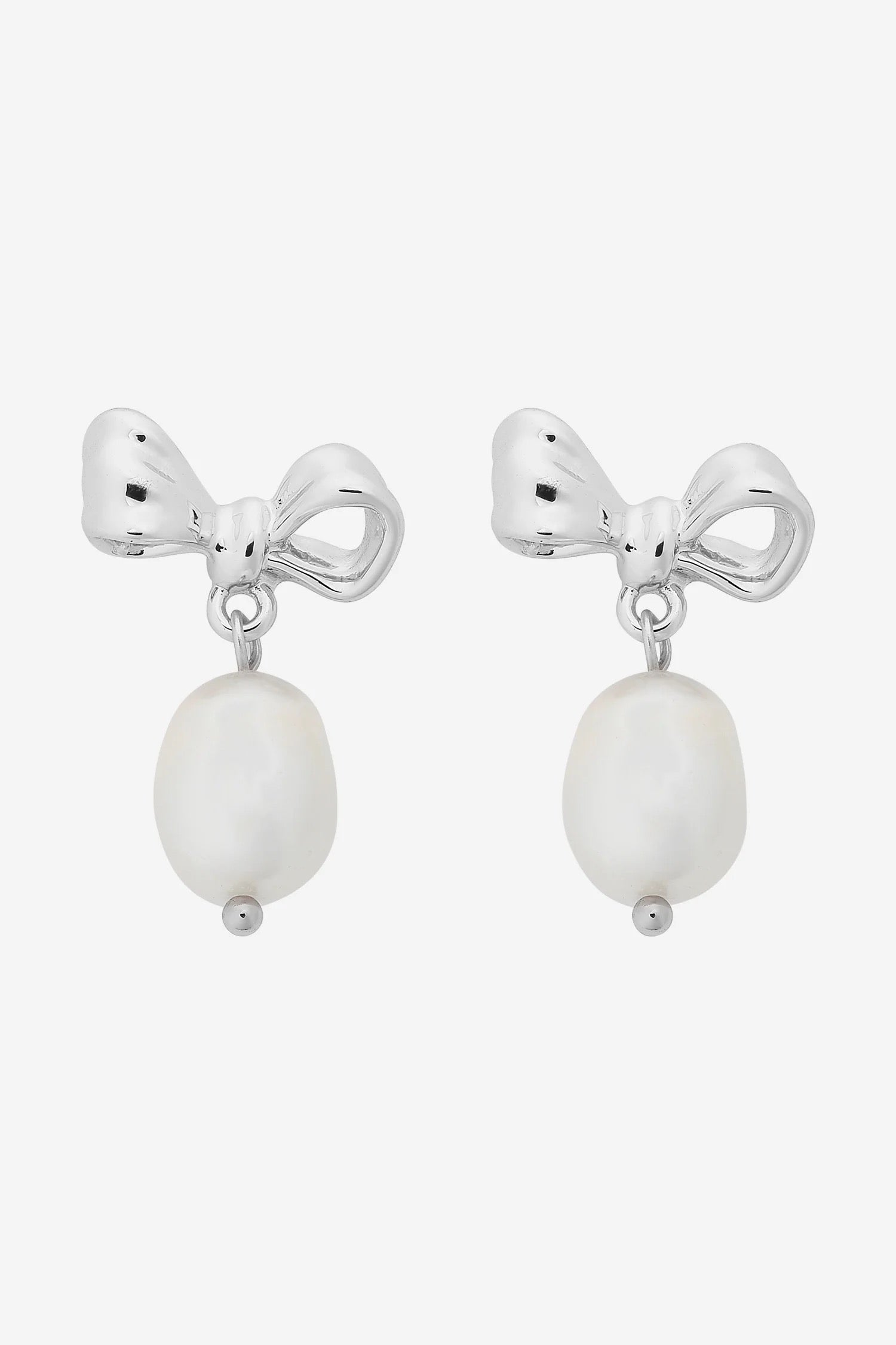 Alice Bow Pearl Earring