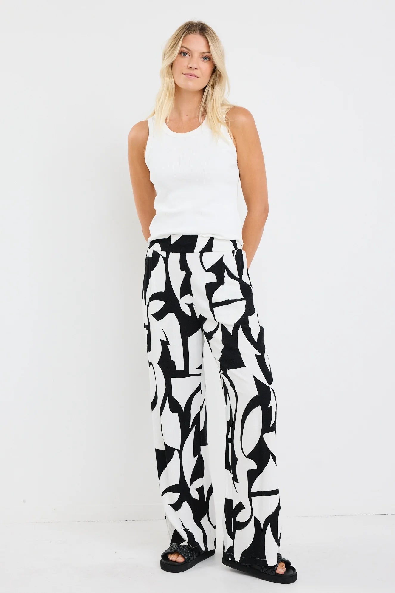 Stories to be told Metropolitan Black Ivory Print Wideleg Pants