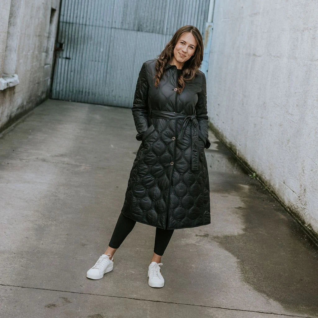 MokeLissyblackcoat2.webp